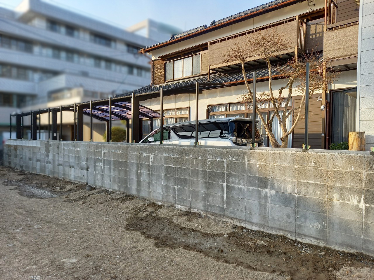 目隠しフェンス設置工事中の様子（柱のみ設置完了）