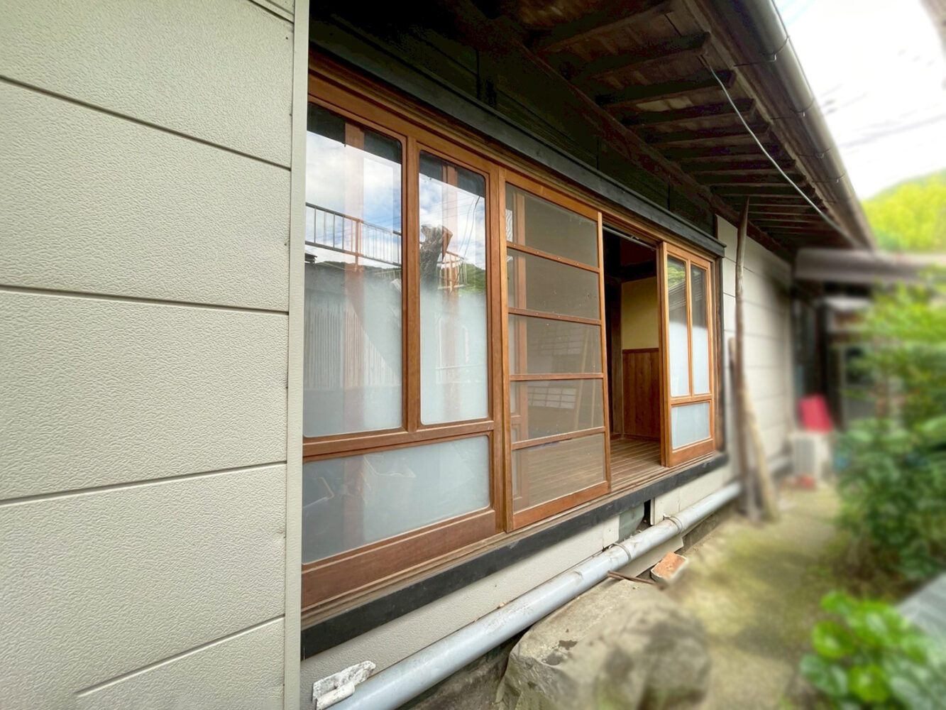 外窓リフォーム工事前の引違いの掃き出し窓