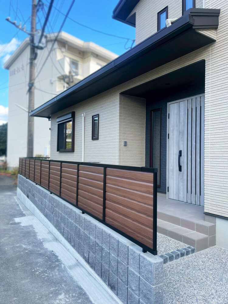 新築外構工事(玄関ポーチと木目調の目隠しフェンス)