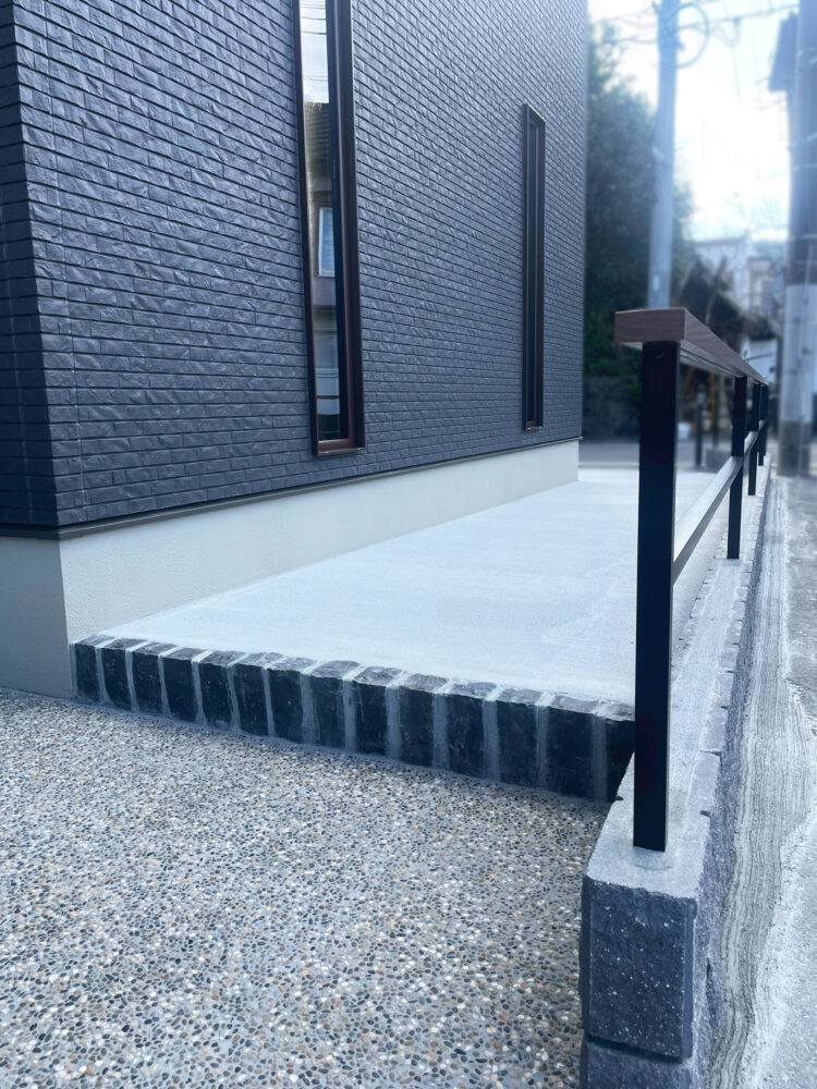 新築外構工事(玄関ポーチ側から見た玄関アプローチ)