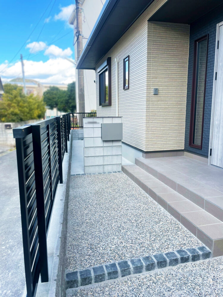 新築外構工事(玄関ポーチと化粧ブロックの造作門柱)