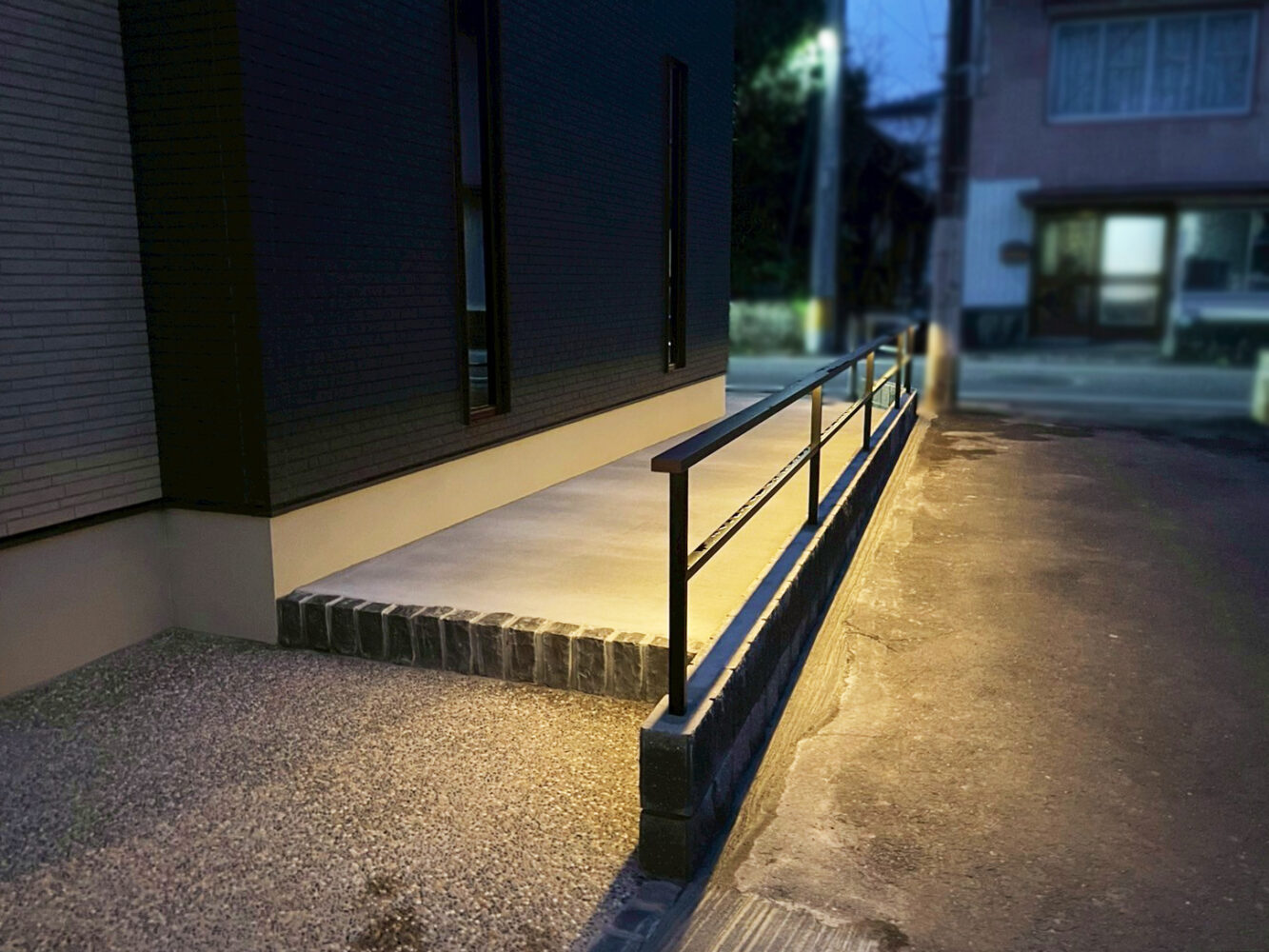 新築外構工事(夜景・玄関ポーチ側から見たアプローチ)