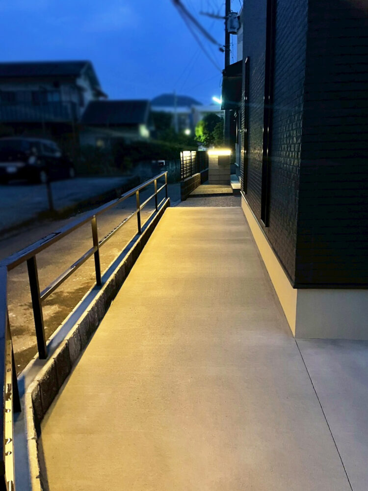 新築外構工事(夜景・駐車場から玄関へ続くアプローチ・フェンスには埋込の照明)
