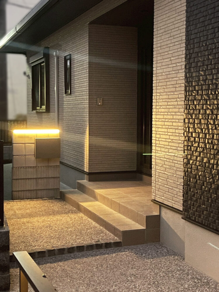 新築外構工事(夜景・玄関ポーチと化粧ブロックの造作門柱・エクステリアライト・照明)