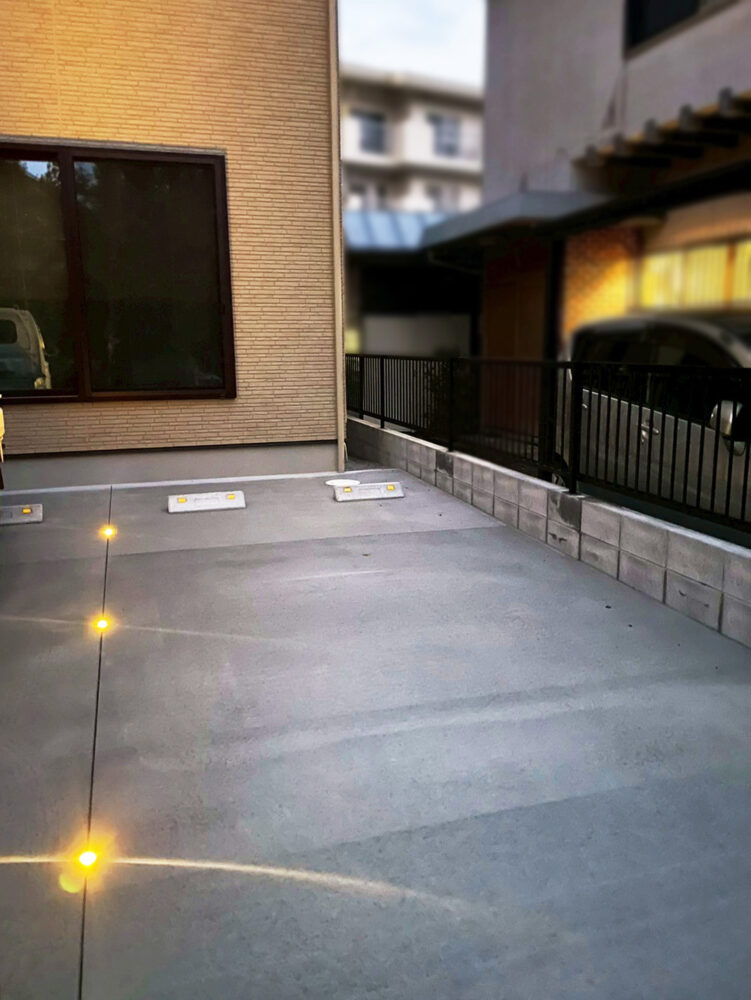 新築外構工事(夜景・夜の駐車場・目地に埋込をしたエクステリアライト)