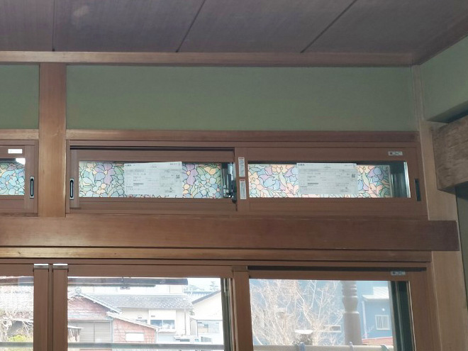 内窓を設置した掃き出し窓の上のランマ窓(2枚建引違い窓)