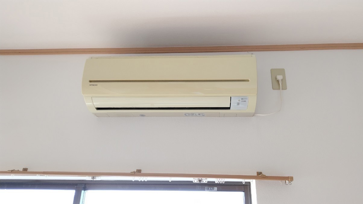 古くなって変色したエアコン