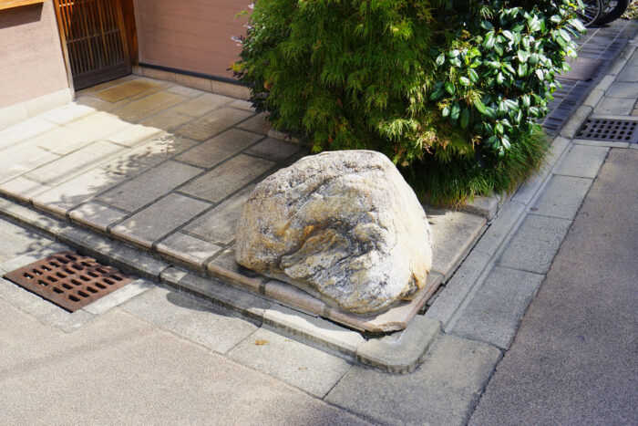 いけず石で敷地内への進入を防ぐ