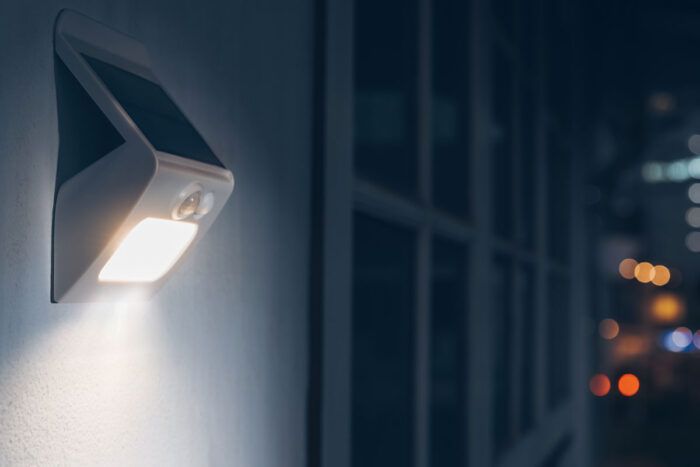 お庭にソーラーライトを設置して防犯＆進入対策