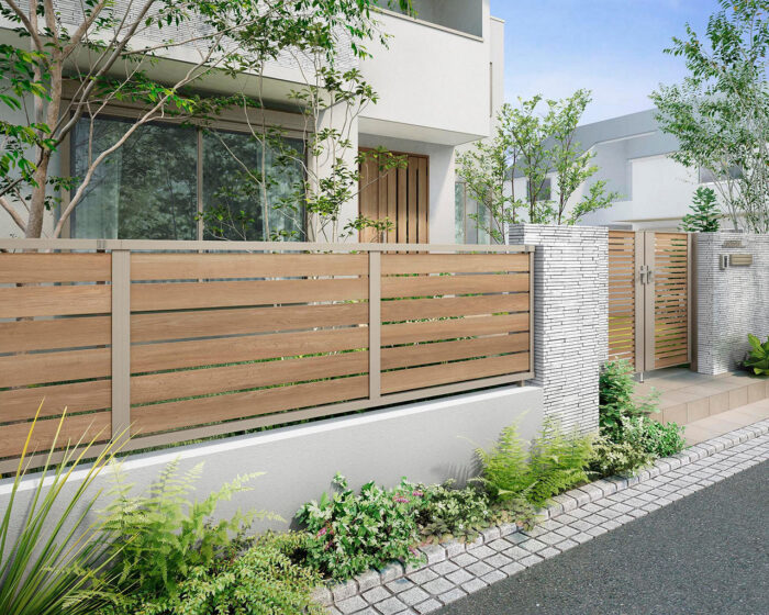 スリットデザインのフェンスで敷地をアピール