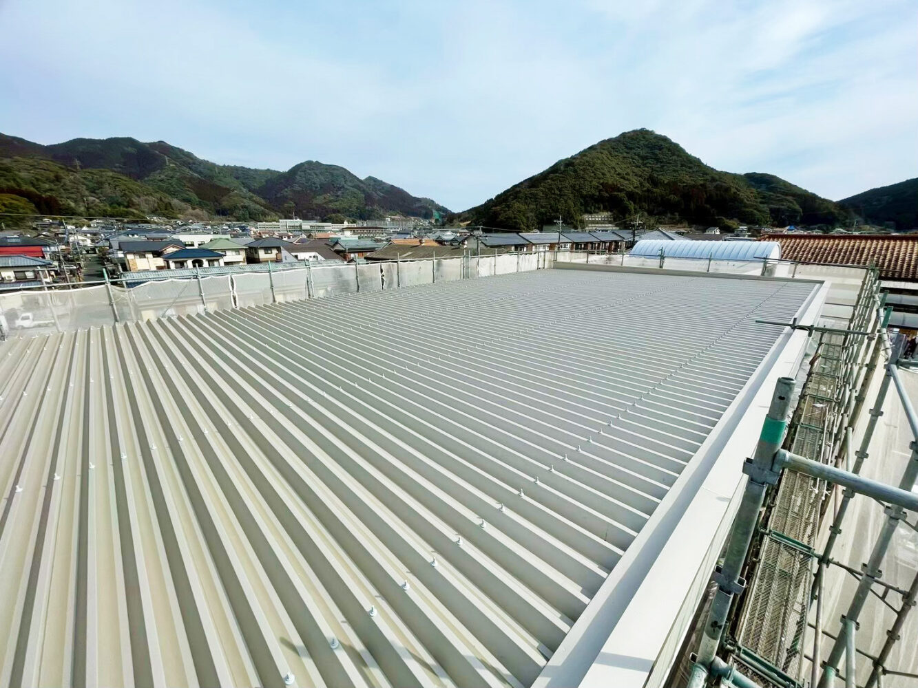 塗装して綺麗になったアパートの屋根