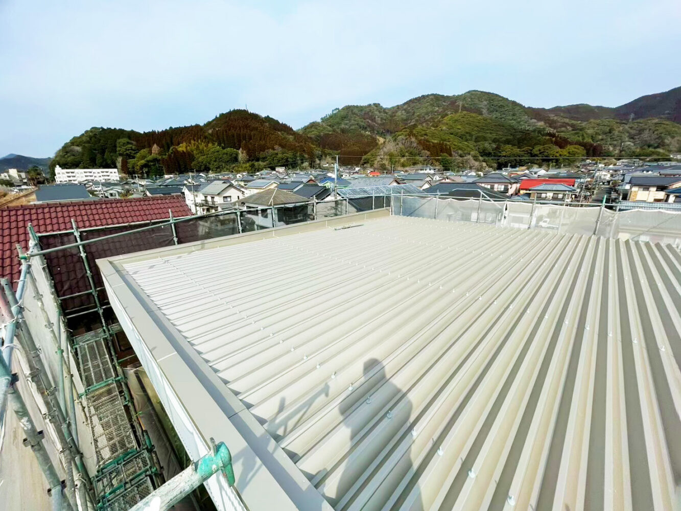 塗装して綺麗になったアパートの屋根