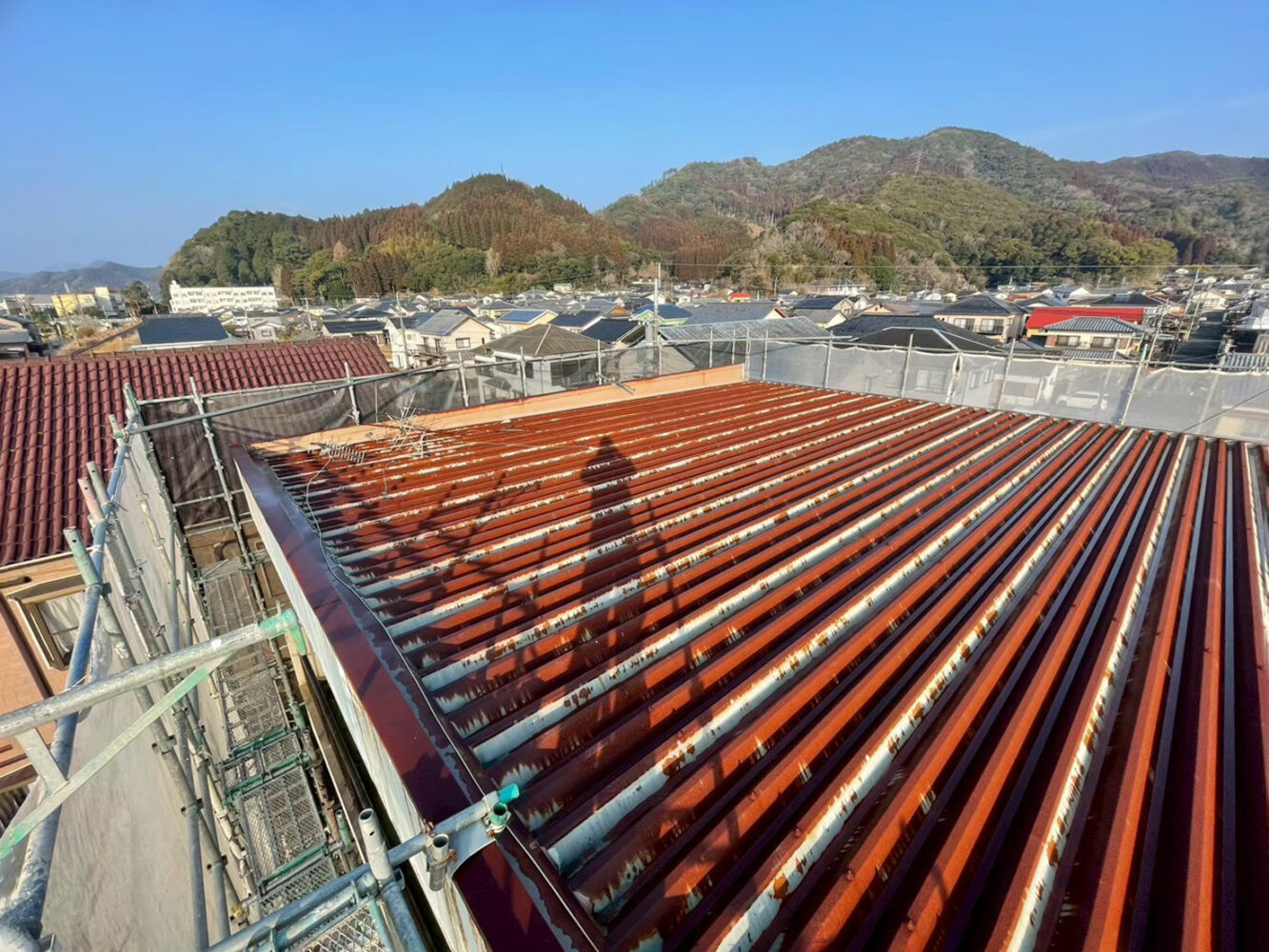 経年劣化で錆びたアパートの屋根