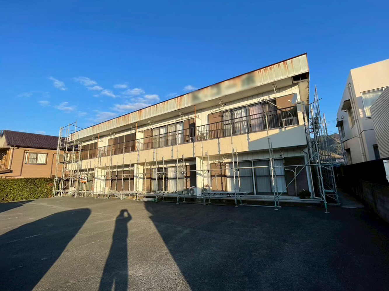 壁が経年劣化したアパート