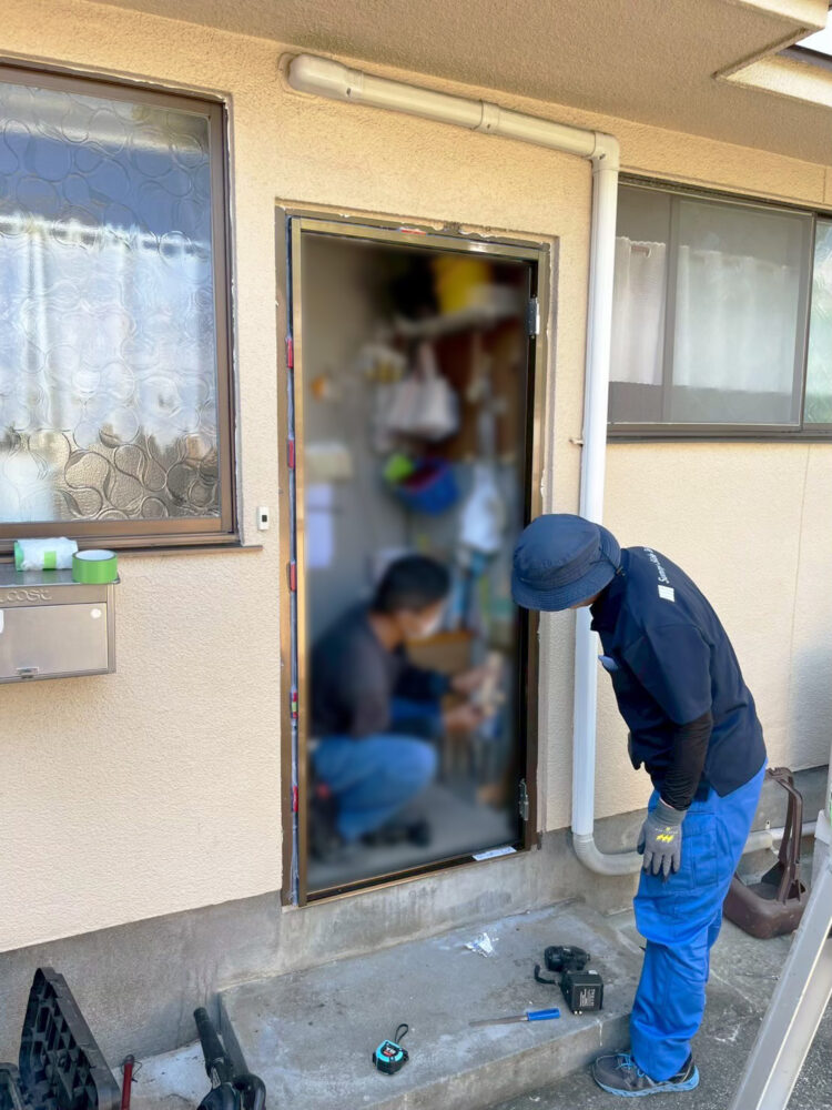 勝手口ドア取替工事中の様子