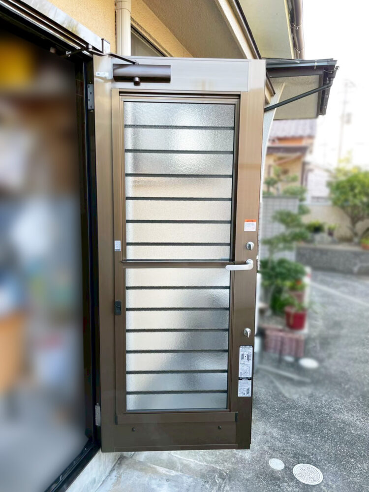 勝手口ドア取替工事後の勝手口ドア（開放時）