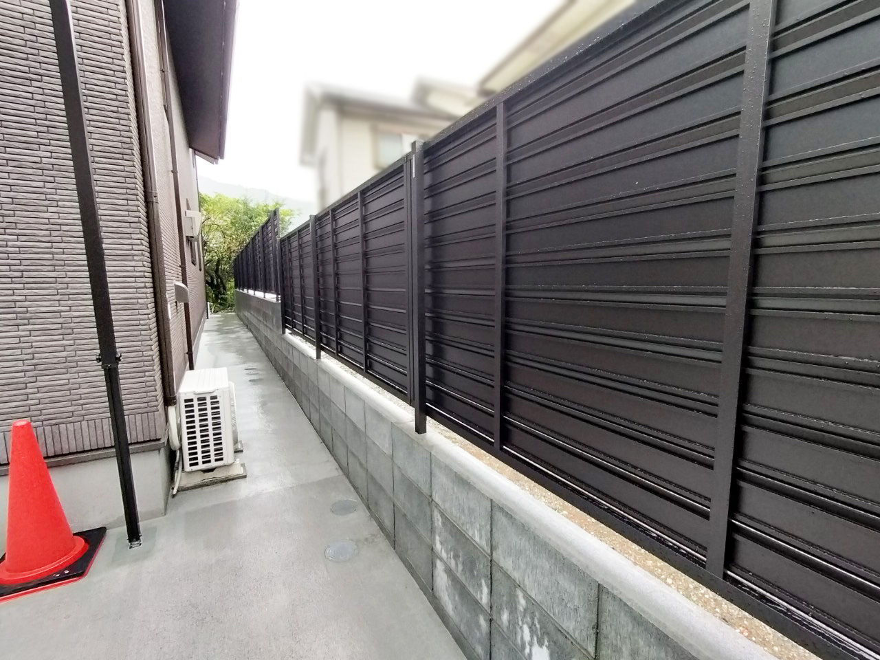 隣地境界線に設置した目隠しフェンス（新築外構）
