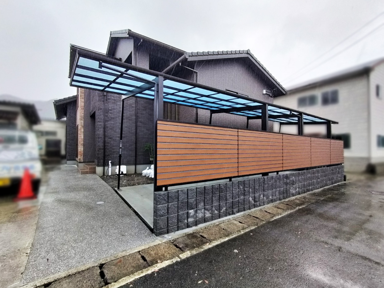 敷地の形を生かしたカーポートとお庭（新築外構）