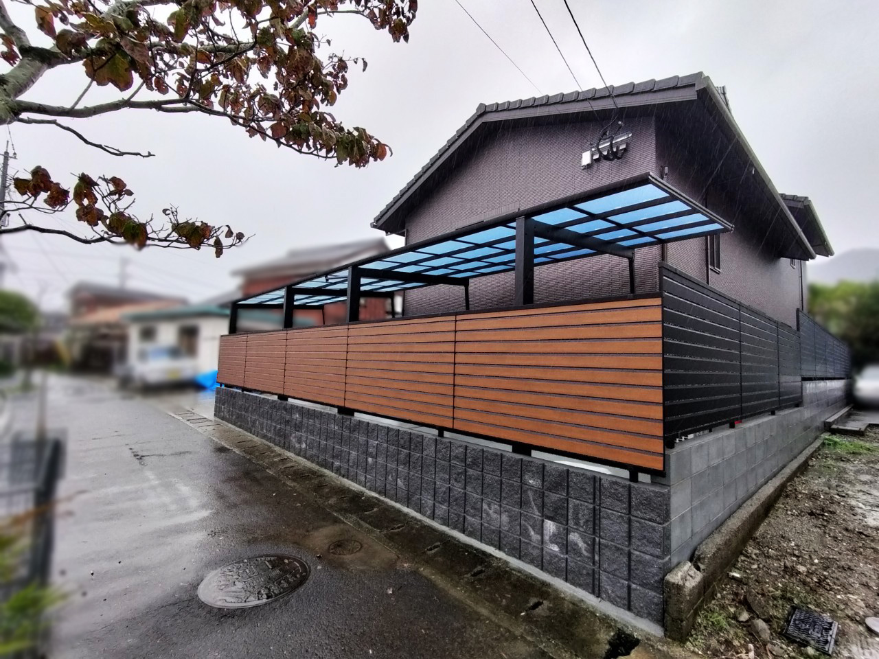 敷地の形を生かしたカーポートとお庭（新築外構）