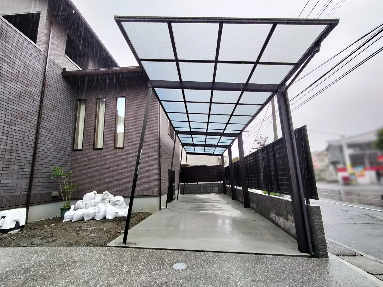 敷地の形を生かした奥行のあるカーポート（新築外構）