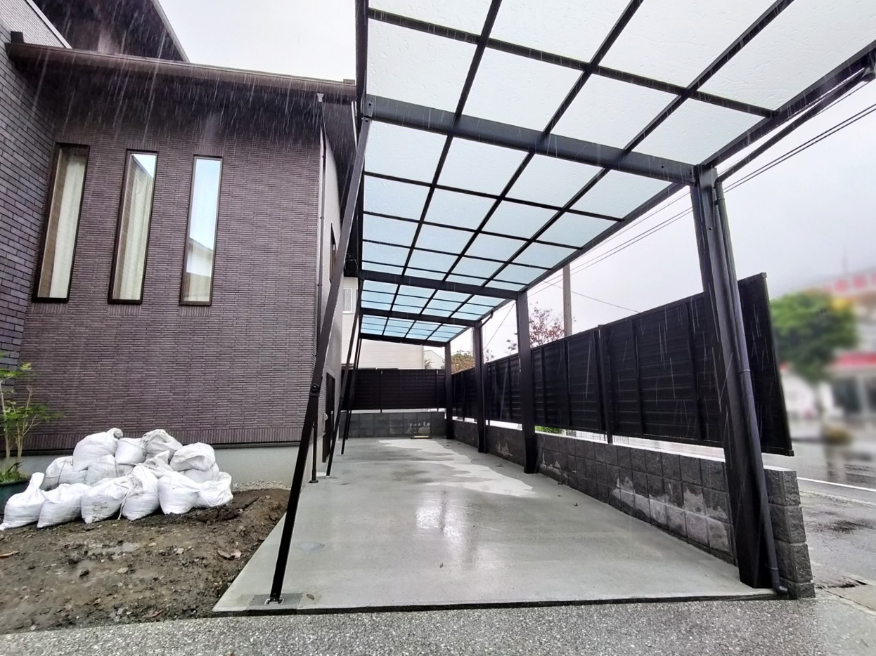 敷地の形を生かした奥行のあるカーポート（新築外構）