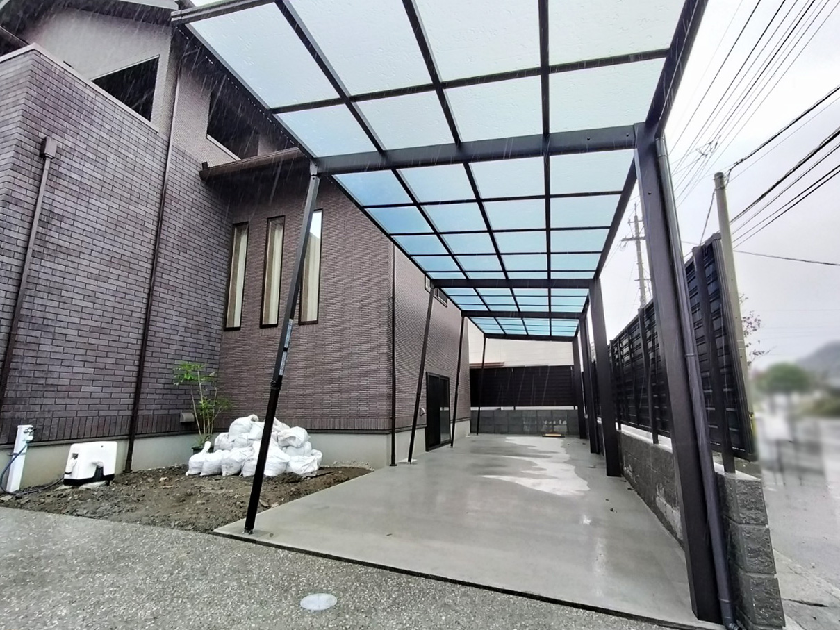 敷地の形を生かした奥行のあるカーポート（新築外構）