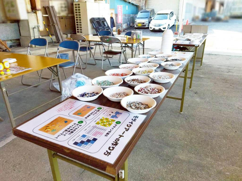 2025年 創業9周年 感謝祭 ハンドメイド体験 ミニタイルをたくさん置いたテーブル