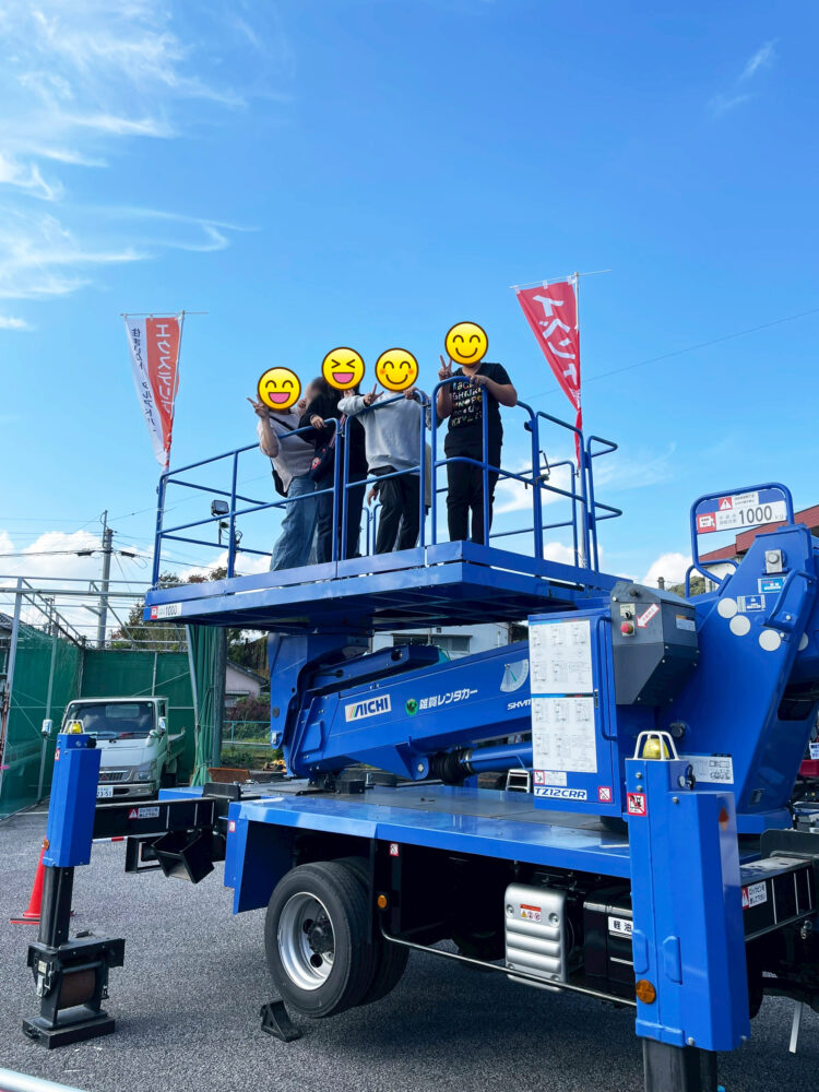 2025年 創業9周年 感謝祭 みんなで重機体験をしている様子