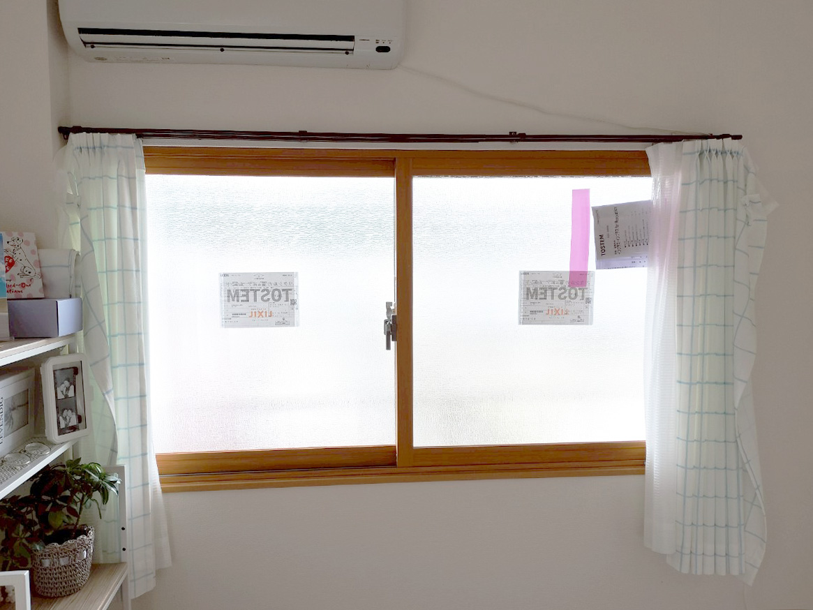 内窓を設置した集合住宅のリビング（腰窓）