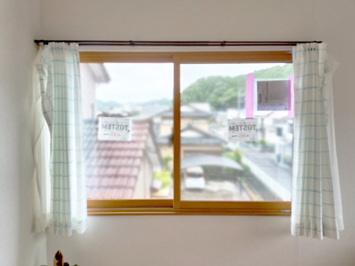 内窓を設置した集合住宅のリビング（腰窓）