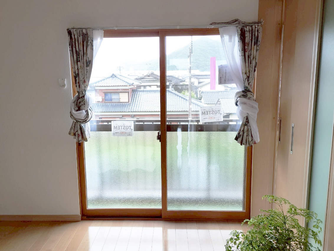 内窓を設置した集合住宅のリビング（掃き出し窓）