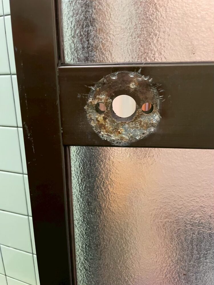 劣化して錆びた浴室のドア把手