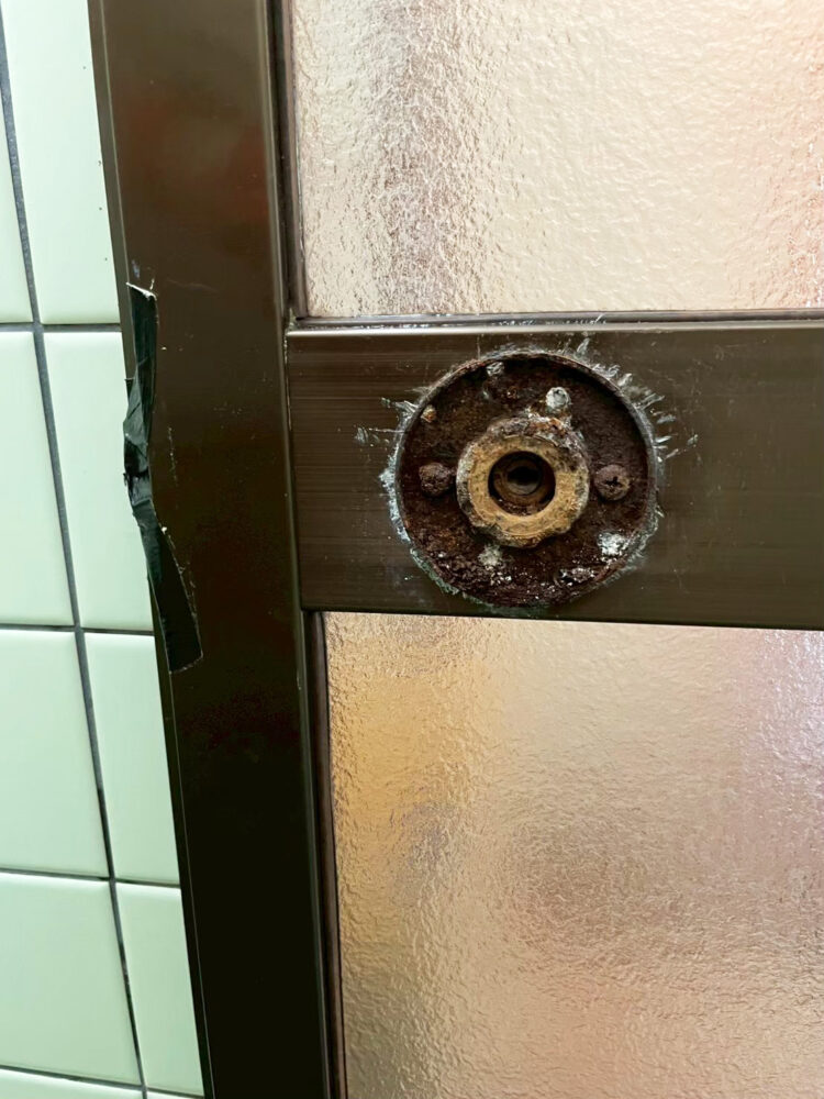 劣化して錆びた浴室のドア把手