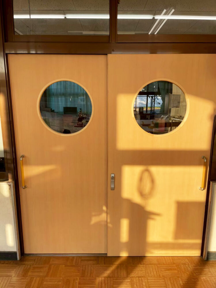 取替工事でオシャレになった幼稚園の職員室の引戸