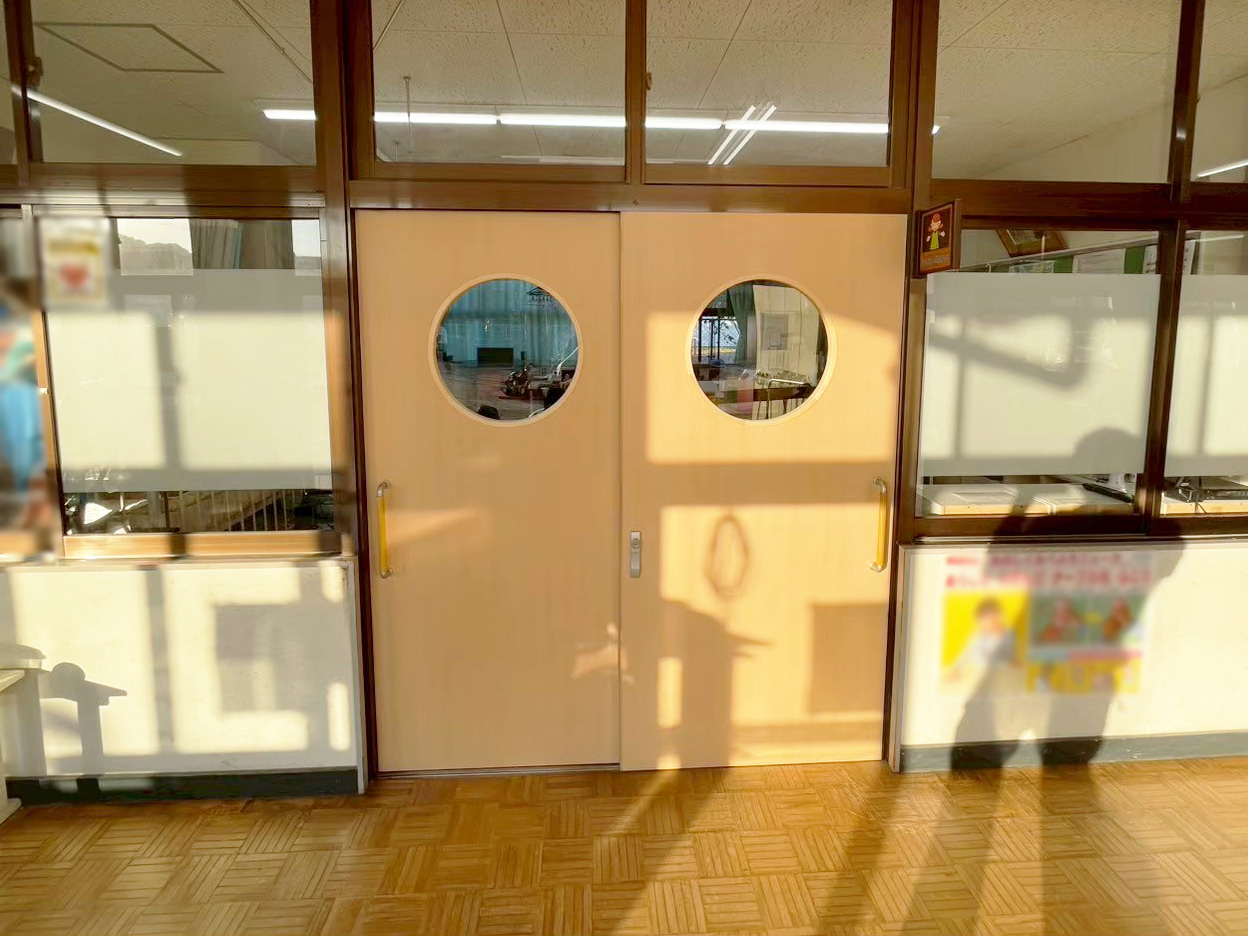 取替工事でオシャレになった幼稚園の職員室の引戸