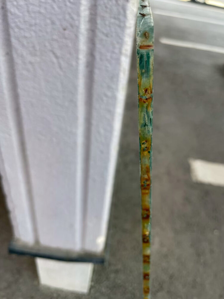 網入りガラス割り替え作業・防さび作業中の様子