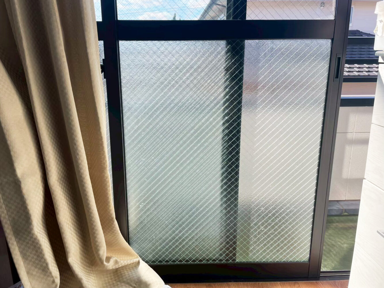 網入りガラス割り替え工事をした窓ガラス（窓枠にはめた後）