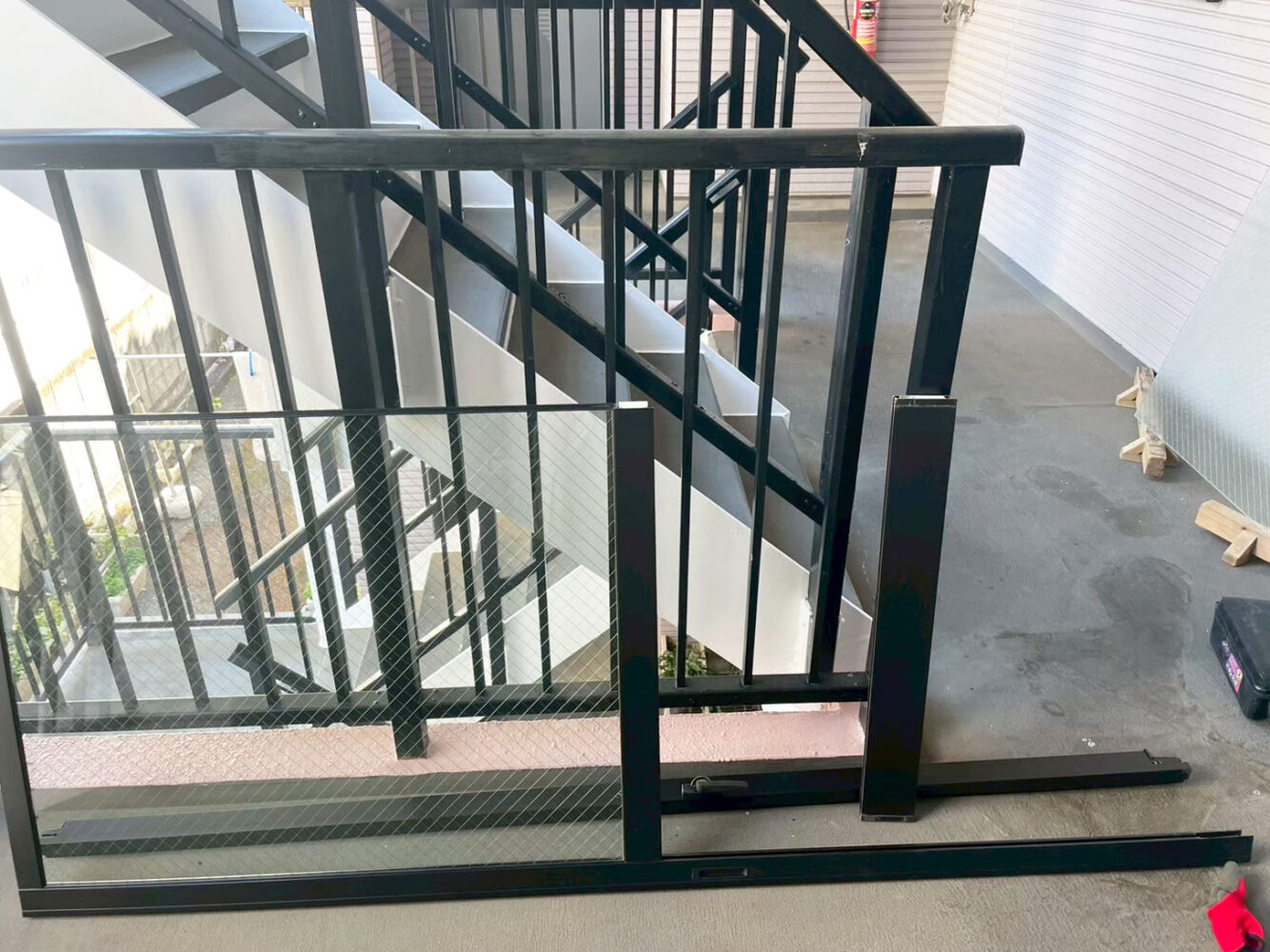 網入りガラス割り替え作業中の様子