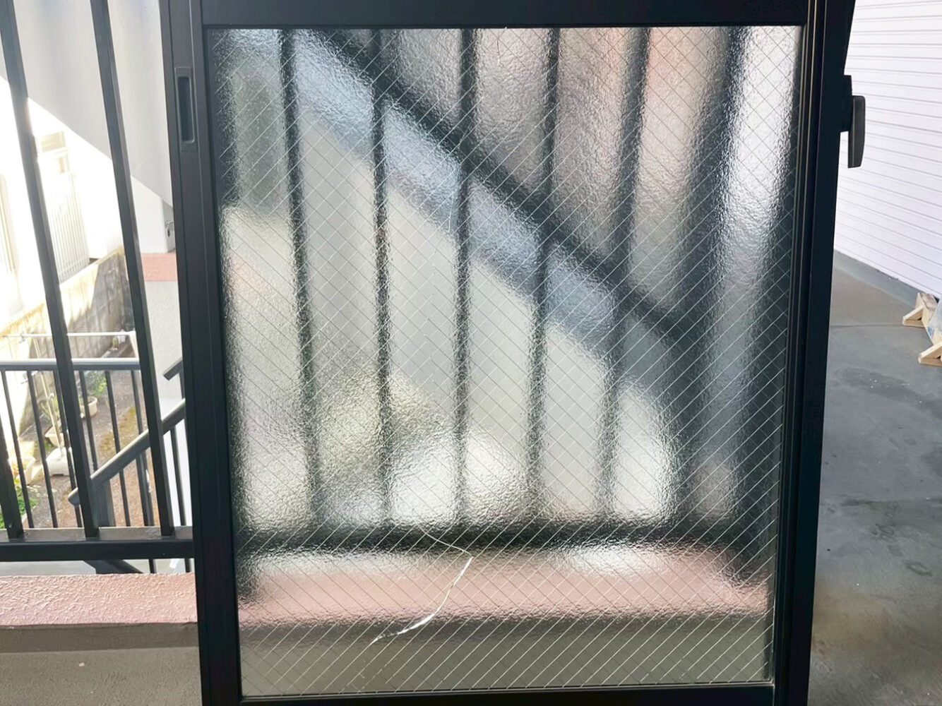 ヒビが入ってしまった集合住宅の防犯ガラス