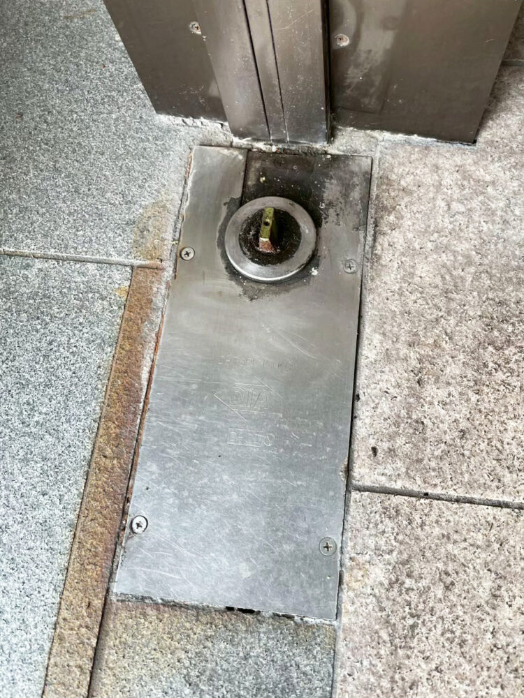 取替工事が必要な病院のドアのヒンジ