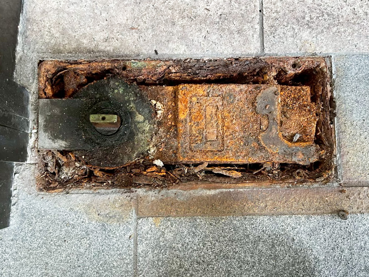 取替作業中のドアのヒンジ