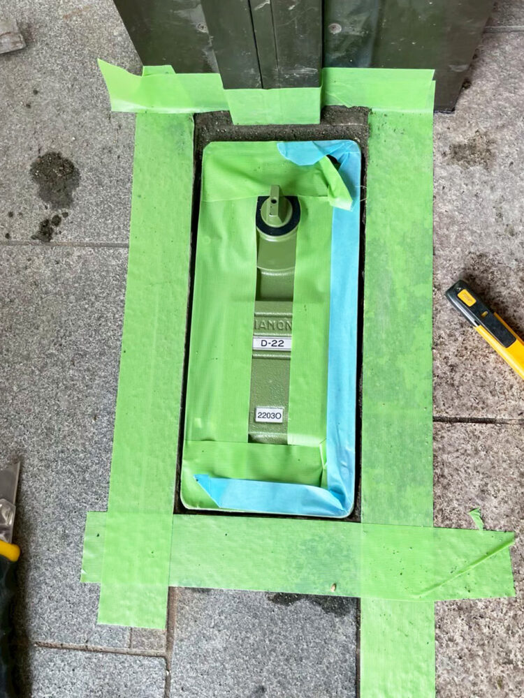 取替作業中のドアのヒンジ