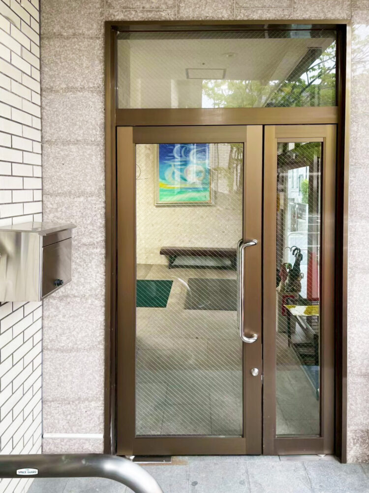 取替工事で綺麗になった病院のドア（外観）