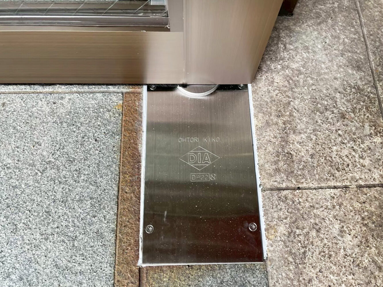 取替工事をした病院のドアのヒンジ