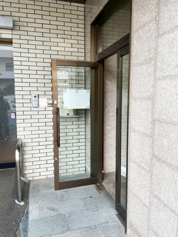 取替工事が必要な病院のドア