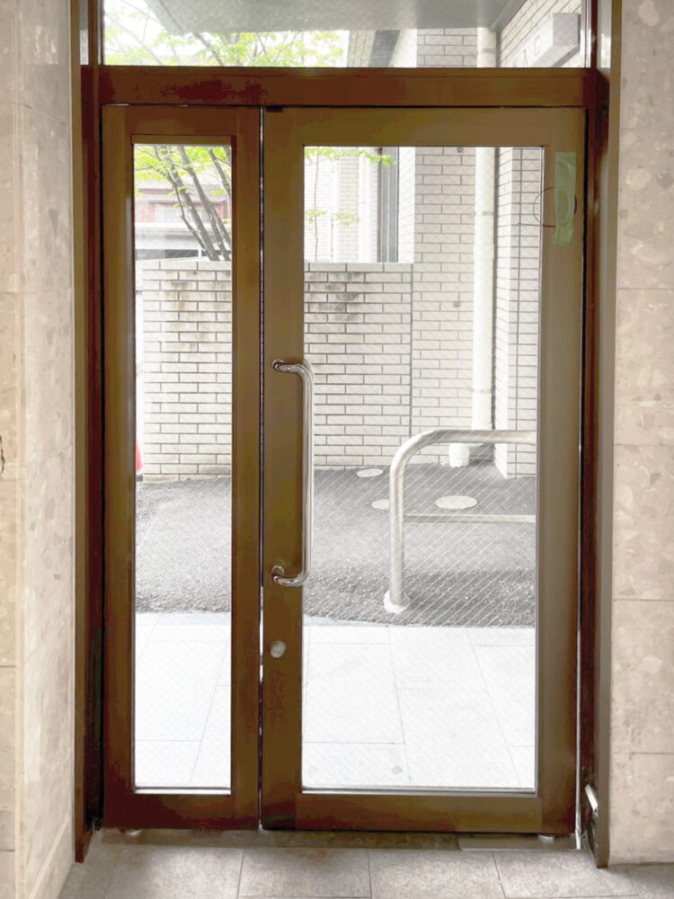 取替工事で綺麗になった病院のドア（内観）