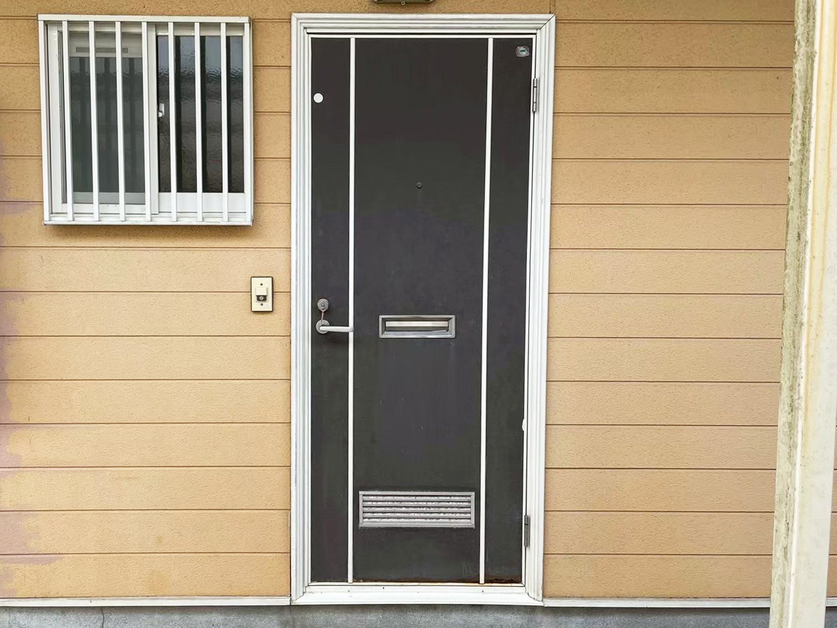 取替工事が必要になったアパートの玄関ドア