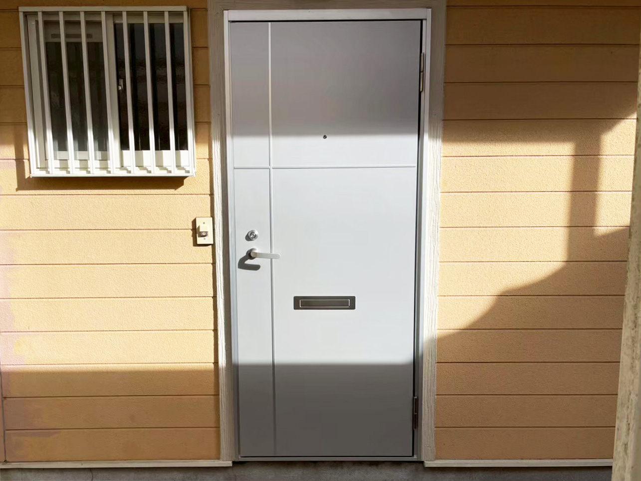 取替工事で新しくなったアパートの玄関ドア