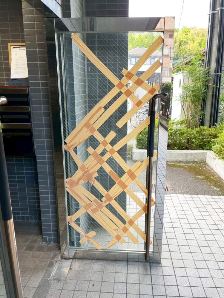 ガラスが割れてしまった集合住宅のエントランスドア