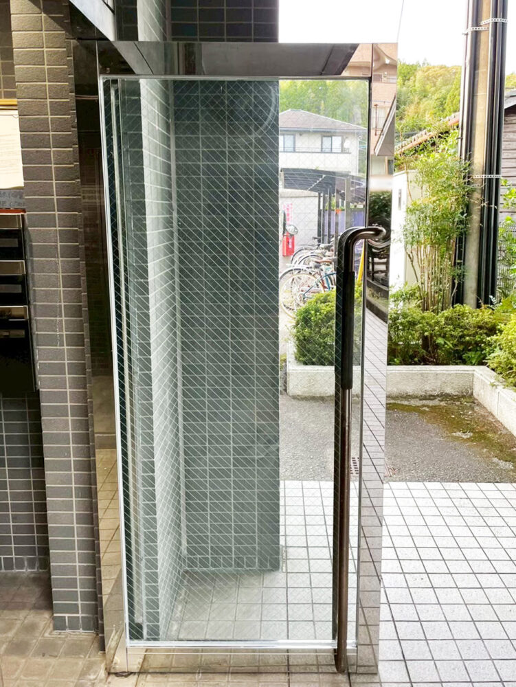 ガラス割り替え工事をした集合住宅のエントランスドア